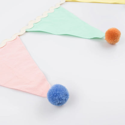 Grinalda com bandeiras pom pom cor pastel